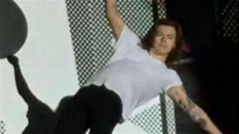 harry styles falling on stage